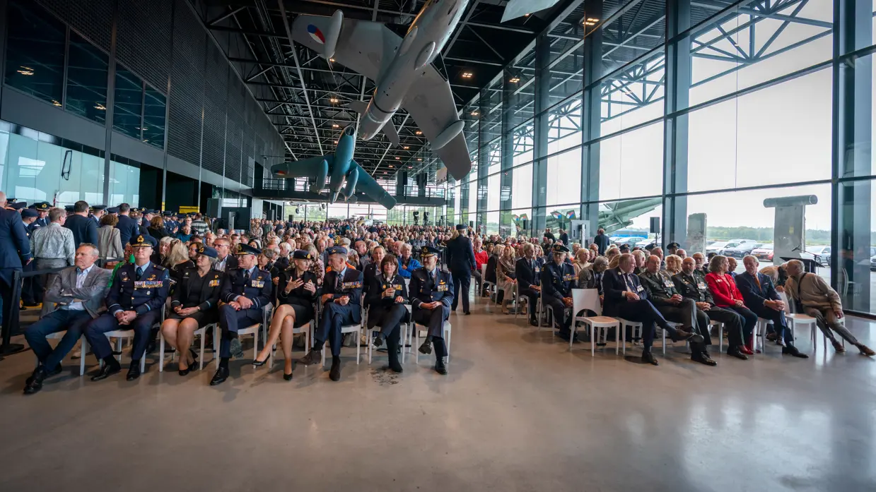 Op 5 oktober vindt voor de 32ste keer de Veteranendag Koninklijke Luchtmacht plaats. Dit jaar is het thema: kracht uit ervaring. De bijeenkomst betekent ook het eerste publieke optreden van kapitein b.d. Marjan van Deelen Schnitger. Zij is de nieuwe voorzitter van de Stichting Federatie van Organisaties van Veteranen en Oudgedienden van de Militaire Luchtvaart kortweg Stichting MiLu. De Vliegende Hollander blikt met haar en met PC-LRS en Inspecteur der Veteranen en Postactieven generaal-majoor Robert Adang vooruit naar deze dag.