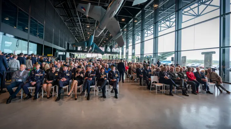 Op 5 oktober vindt voor de 32ste keer de Veteranendag Koninklijke Luchtmacht plaats. Dit jaar is het thema: kracht uit ervaring. De bijeenkomst betekent ook het eerste publieke optreden van kapitein b.d. Marjan van Deelen Schnitger. Zij is de nieuwe voorzitter van de Stichting Federatie van Organisaties van Veteranen en Oudgedienden van de Militaire Luchtvaart kortweg Stichting MiLu. De Vliegende Hollander blikt met haar en met PC-LRS en Inspecteur der Veteranen en Postactieven generaal-majoor Robert Adang vooruit naar deze dag.