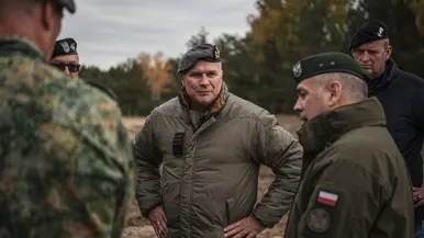 Verschillende afbeeldingen met daarop generaal Onno Eichelsheim. Zowel lachend in een tank, pratend met militairen, in gesprek met een collega van de marine en luisterend naar een Poolse militair, te zien aan de vlag op zijn pak.