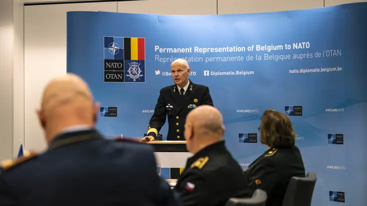 Een spreker bij de bijeenkomst van de 8 landen