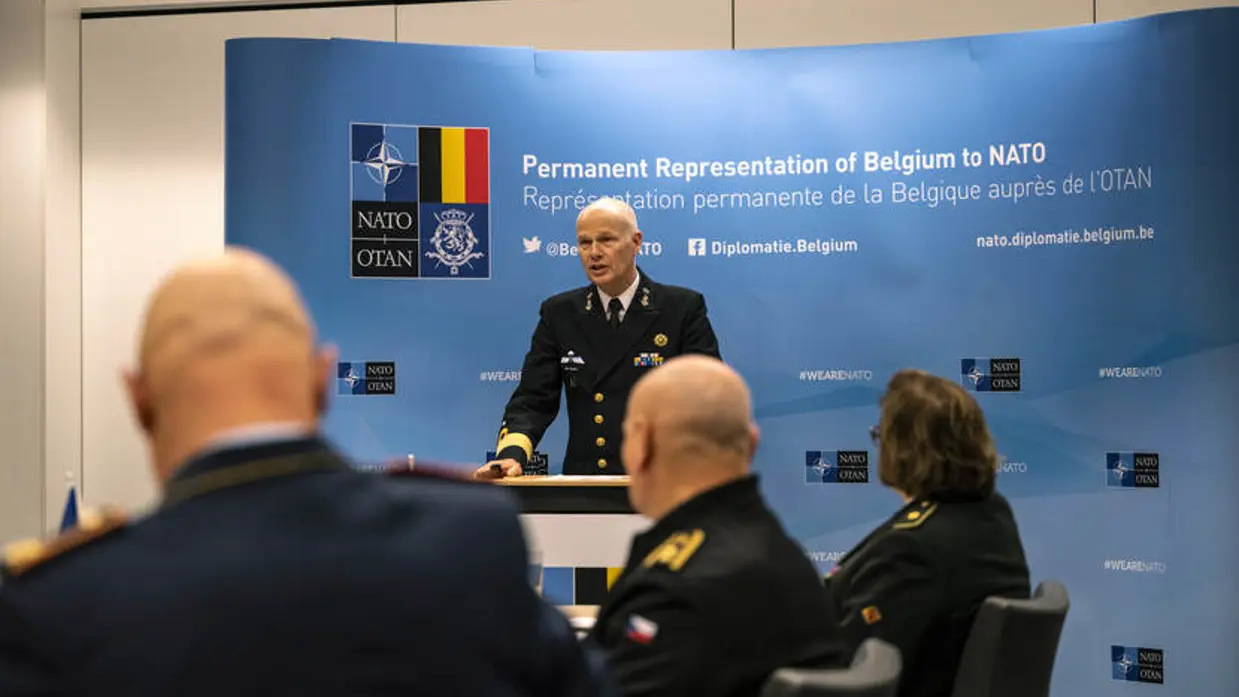 Een spreker bij de bijeenkomst van de 8 landen