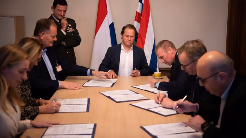 Staatssecretaris Tuinman aan tafel met vertegenwoordigers van 7 opleidingen.