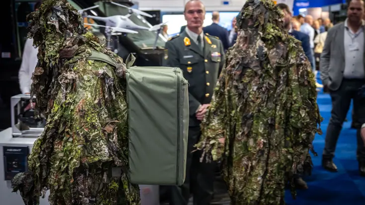 Gecamoufleerde militairen op de beursvloer. 