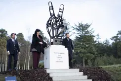 Minister Brekelmans onthult samen met een vrouw het Nationale Veteranenmonument.