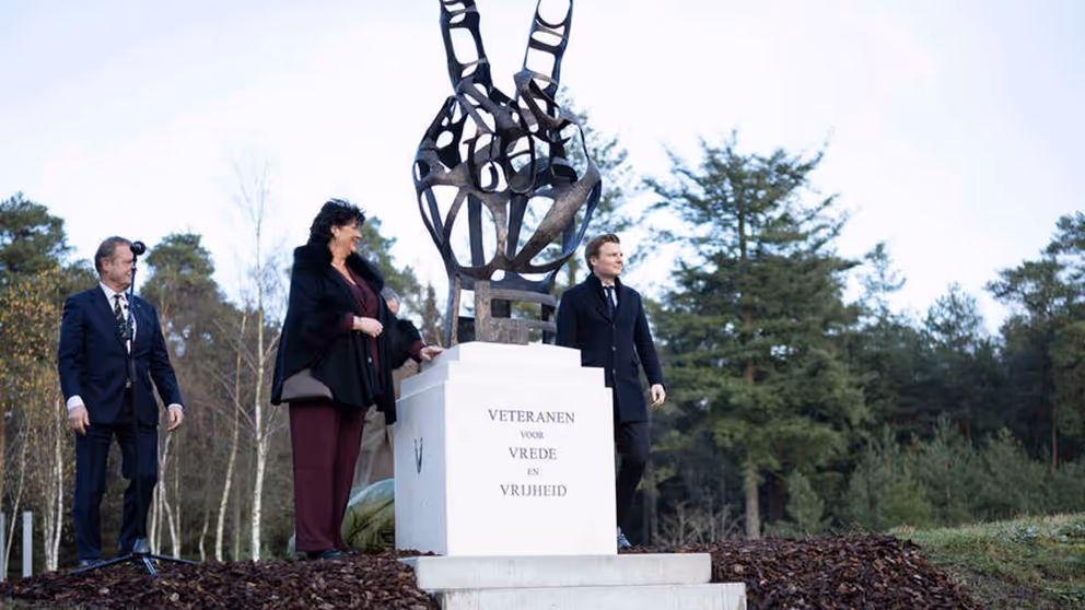 Minister Brekelmans onthult samen met een vrouw het Nationale Veteranenmonument.