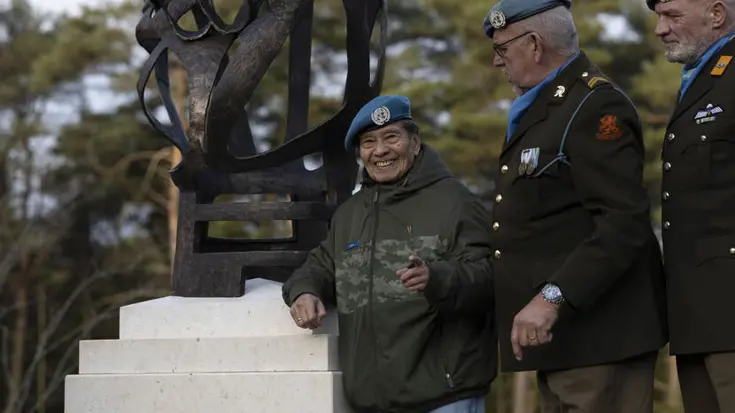 3 veteranen staan bij het nieuwe Veteranenmonument.