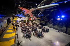 Mensen aan tafels in het Nationaal Militair Museum.