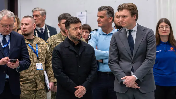 President Zelensky staat naast demissionair minister Ruben Brekelmans.