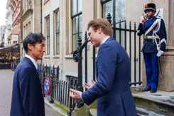 De Japanse ambassadeur Rokuichiro Michii en minister Brekelmans staan bij de voordeur van het ministerie van Defensie in Den Haag.