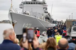 Mariniers lopen op de wal naast Zr.Ms. Van Amstel. 