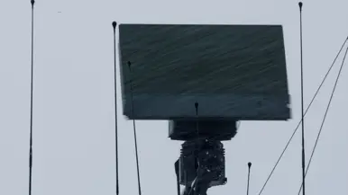 Op beide foto’s staan radarsystemen in de sneeuw. 