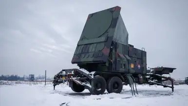 Op de linkerfoto een detailopname van een radarstation met de Engelse woorden no step. Op de rechterfoto een compleet radarstation in een besneeuwd landschap. 