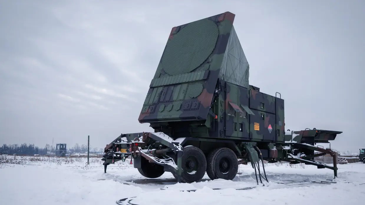 Een compleet radarstation in een besneeuwd landschap.