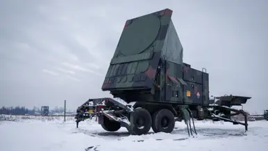 Op beide foto’s staan radarsystemen in de sneeuw. 