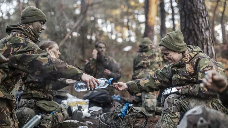 Militairen in het bos, ze lachen