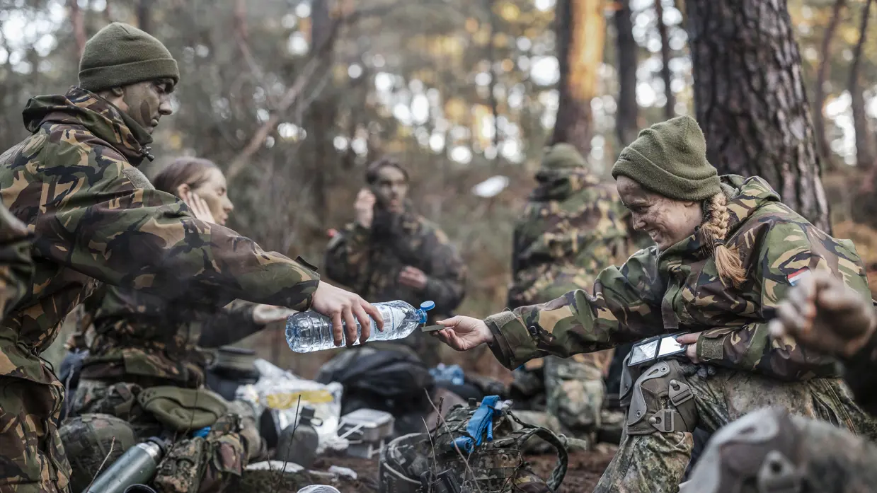 Militairen in het bos, ze lachen