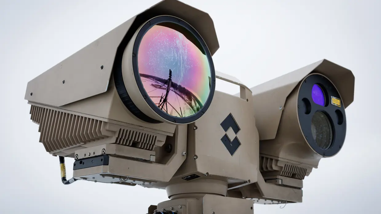 Een counterdrone-apparaat met grote lenzen.