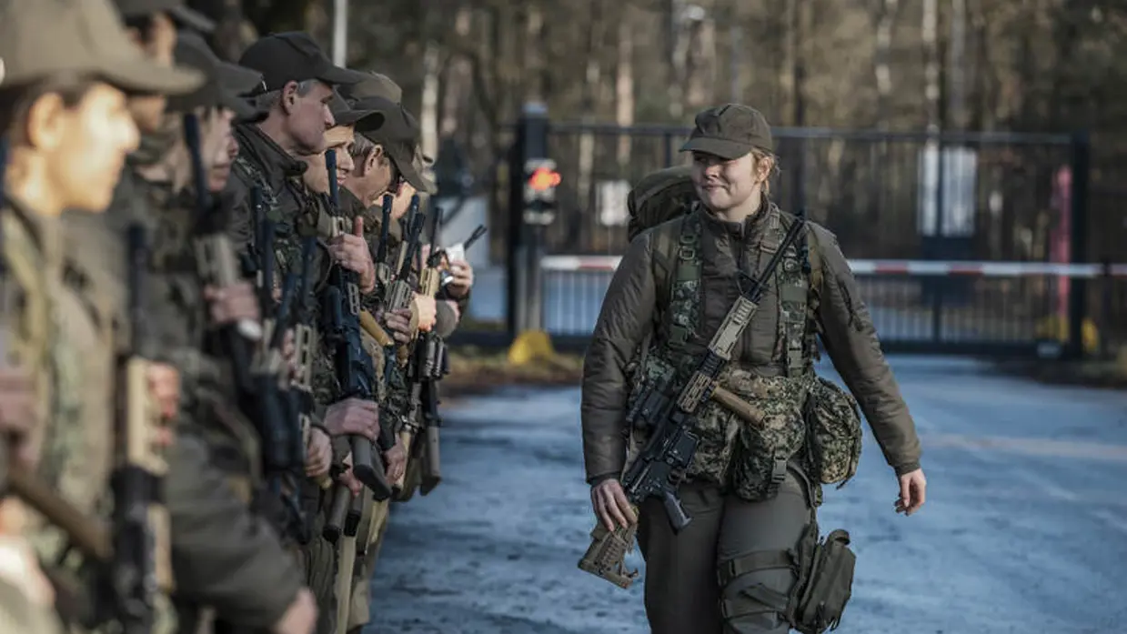 De prinses wandelt langs medemilitairen.