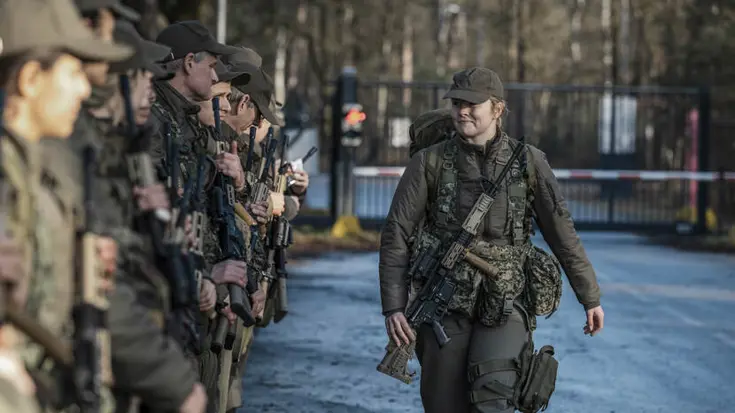 De prinses wandelt langs medemilitairen.