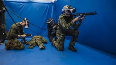 Marco Zannoni en luitenant-generaal Jan-Willem Maas in de blue room met een VR-bril op.