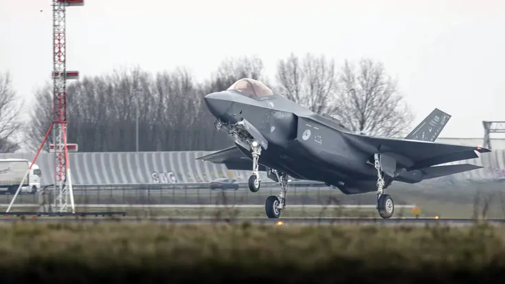 Een opstijgende F-35 op luchthaven Schiphol, met op de achtergrond de snelweg nabij het vliegveld.