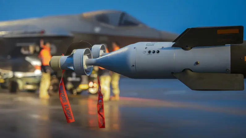  Munitie van de F-35, geparkeerd op een wagen voor een stilstaande F-35.