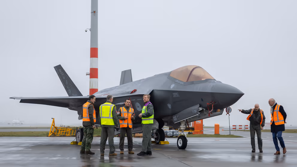 Militairen staan voor een F-35.