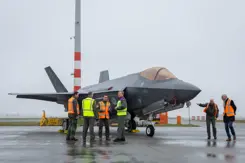 Militairen staan voor een F-35.