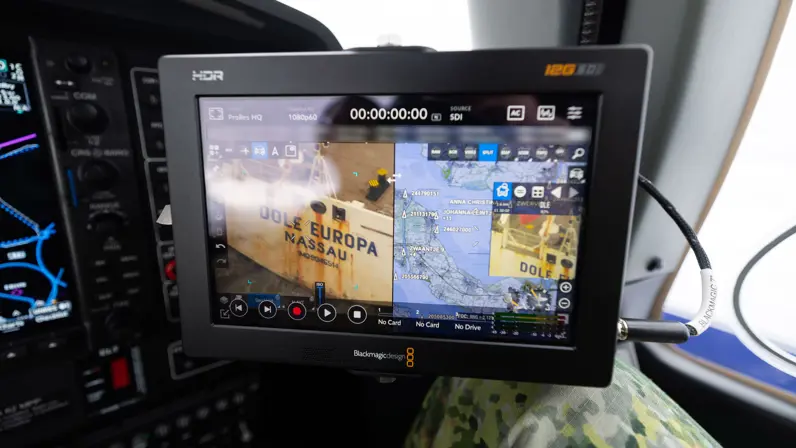 Missieconsole in het patrouillevliegtuig met live camerabeeld en kaartinformatie tijdens een vlucht.