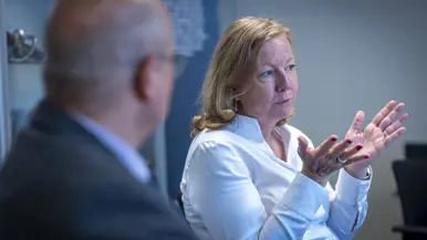 Een vrouw gebruikt haar handen tijdens een gesprek. 