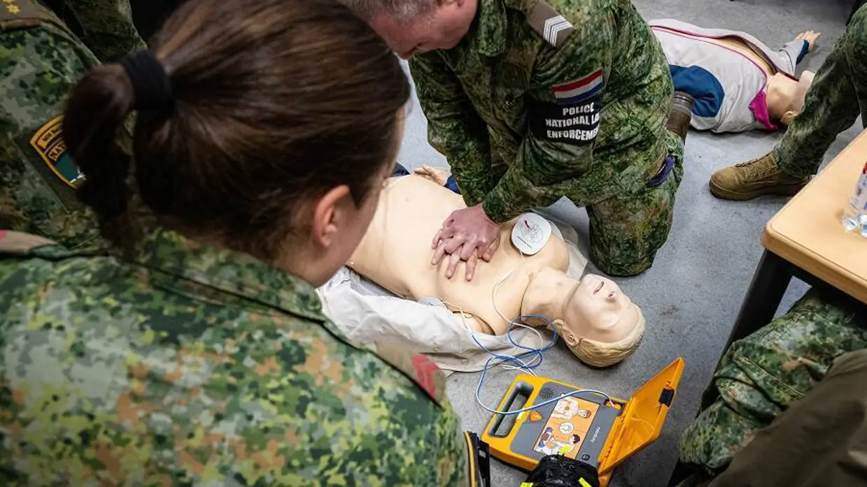 Militairen oefenen reanimatie op een pop