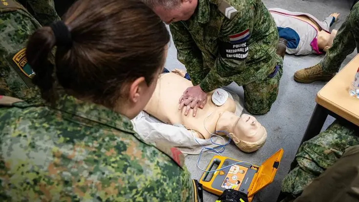Militairen oefenen reanimatie op een pop