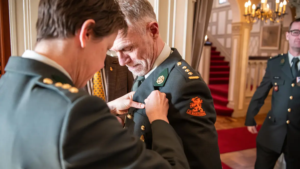 Militair krijgt een medaille opgespeld. 