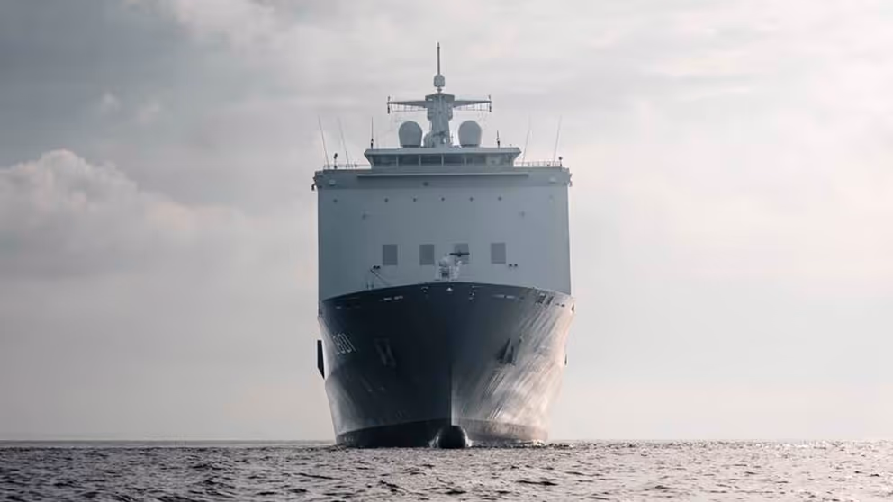 Zr.Ms. Johan de Witt van voren gezien, op volle zee