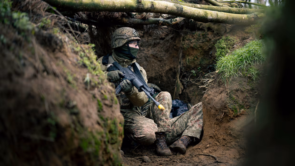 Militair in het bos