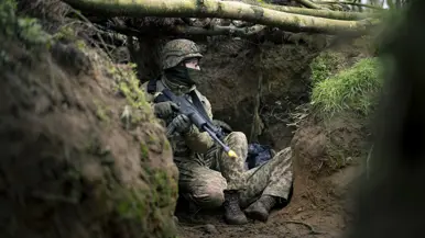 Militair in het bos