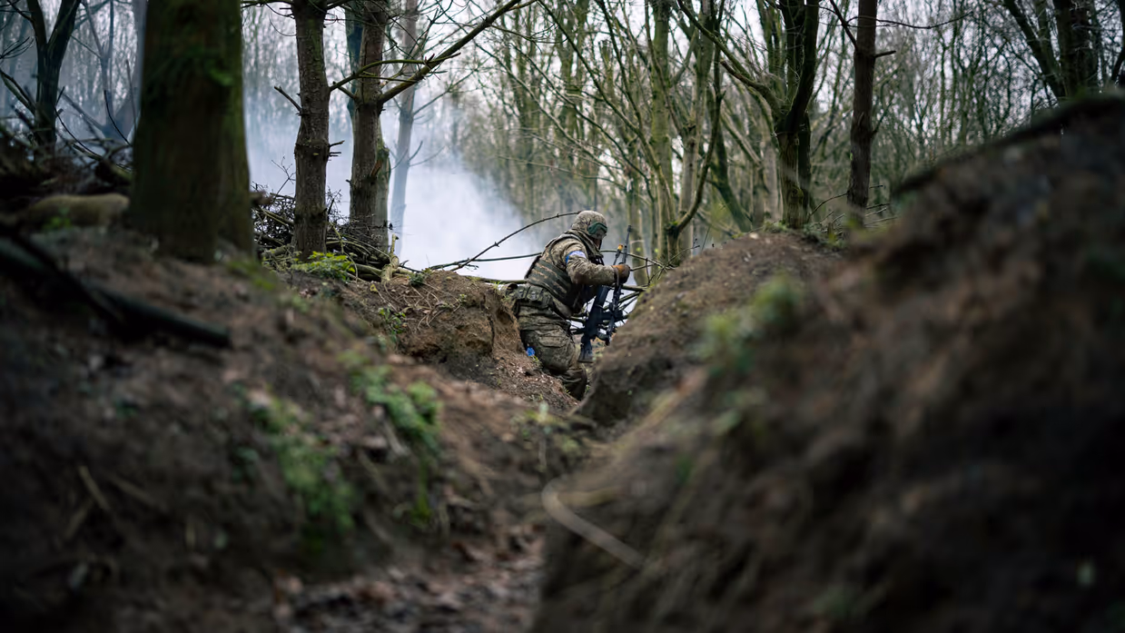 Militair in het bos bezig met een oefening