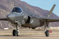 F-35 staat aan de grond. Op de achtergrond een berghelling.