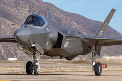 F-35 staat aan de grond. Op de achtergrond een berghelling.