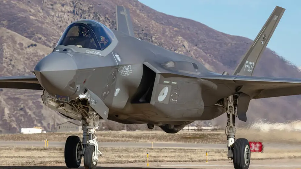 F-35 staat aan de grond. Op de achtergrond een berghelling.