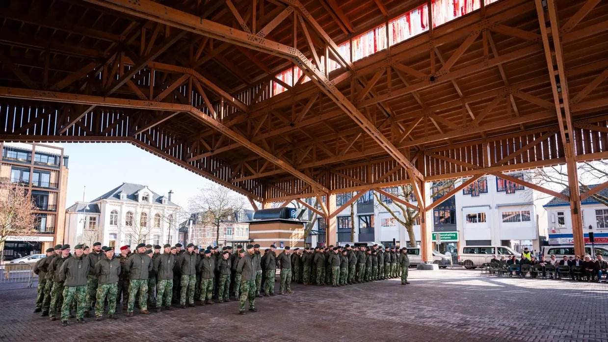 Militairen tijdens een ceremonie.
