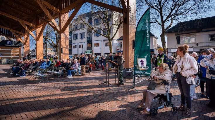 Bezoekers van een militaire ceremonie.