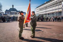 Ceremonie met vlaggenoverdracht.