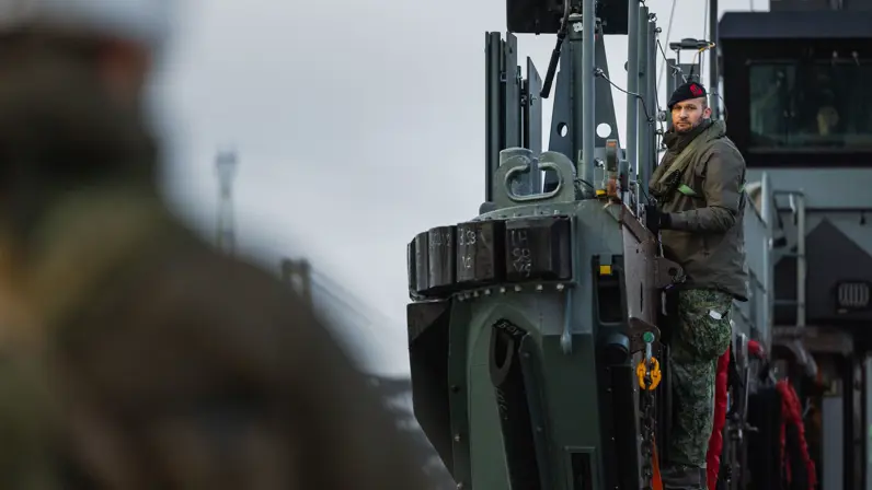Bredewold aan boord van een landingsvaartuig tijdens oefening Cold Response. 
