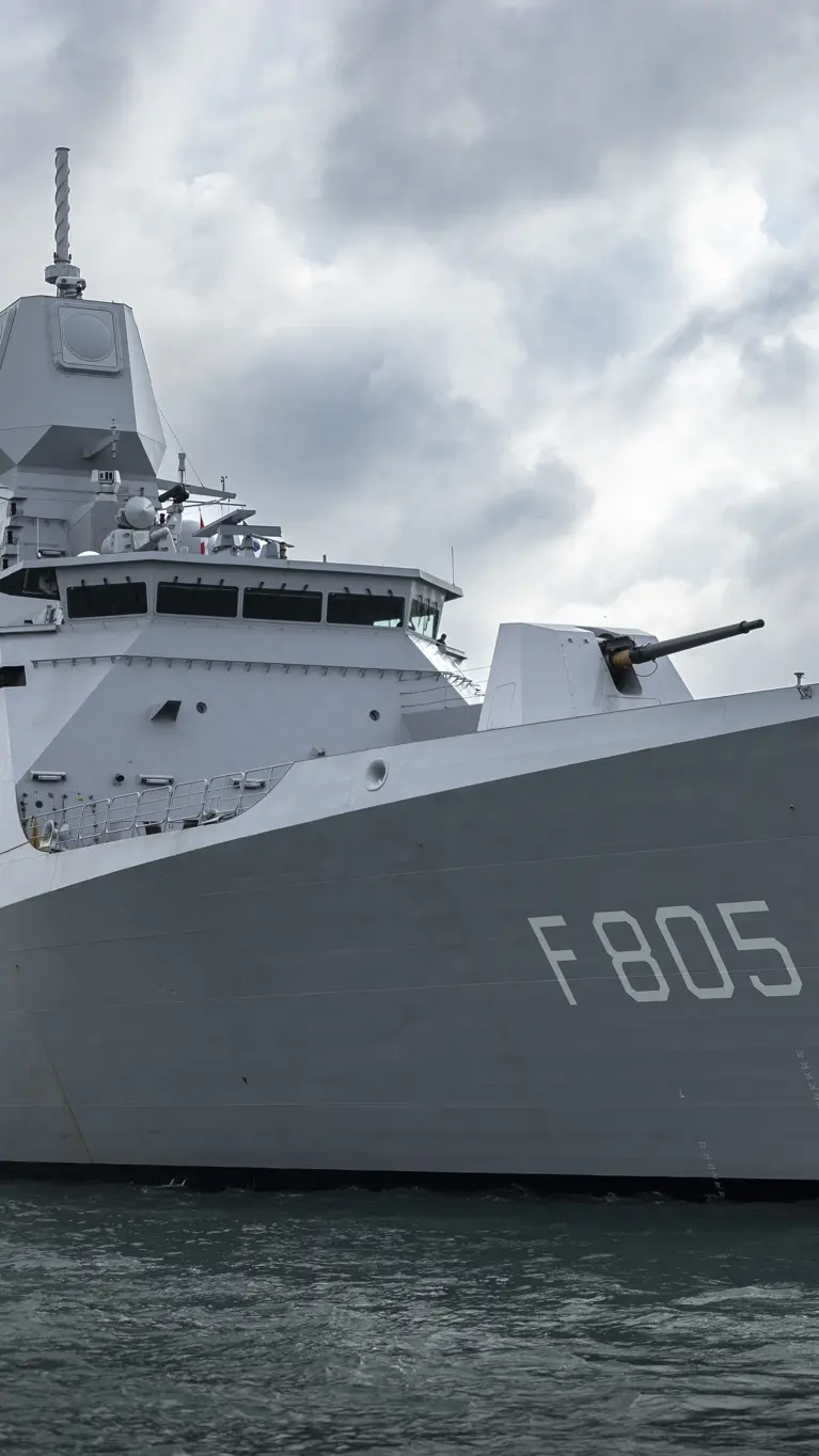 Zr.Ms. Evertsen op volle zee. 