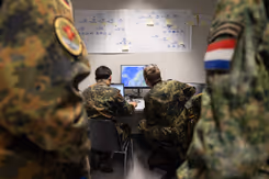 Militairen op de rug gezien, ze kijken naar een scherm.