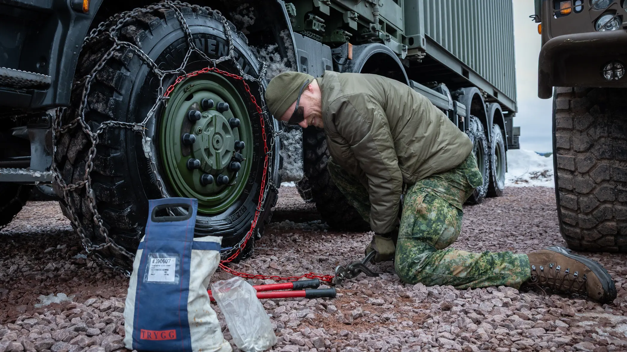 Nederlandse manschappen van 43 Gemechaniseerde Brigade lopen door de sneeuw. 