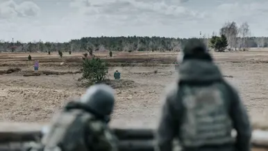 Oekraïners schieten vanuit loopgraaf, militair richt op klapschijven, Oekraïners liggen achter mitrailleur