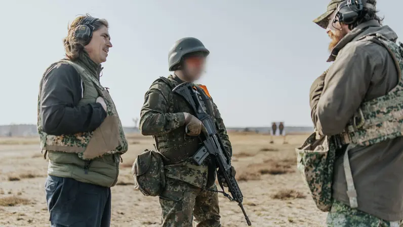 Ivan met een tolk en een instructeur