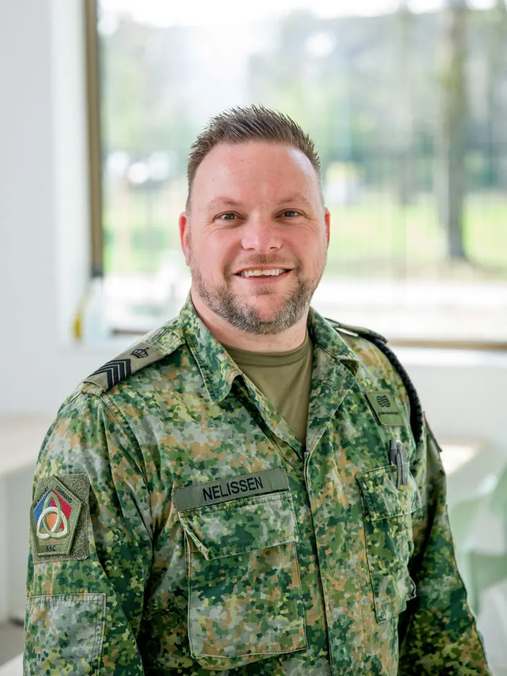 Portretfoto van sergeant-majoor Tim Nelissen.